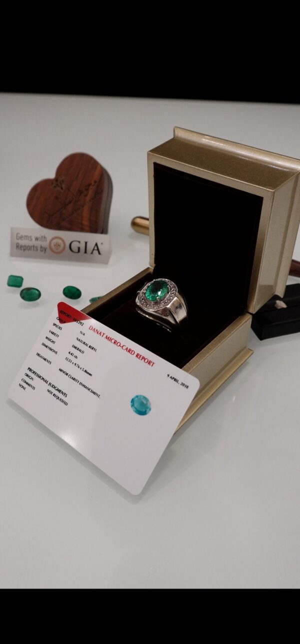 Emerald زمرد طبيعي حجم راهي مع شهادة الفحص من مختبر دانات مملكة البحرين🔬
